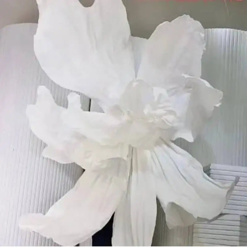 Fleur en papier blanc décorée sur une table de fête