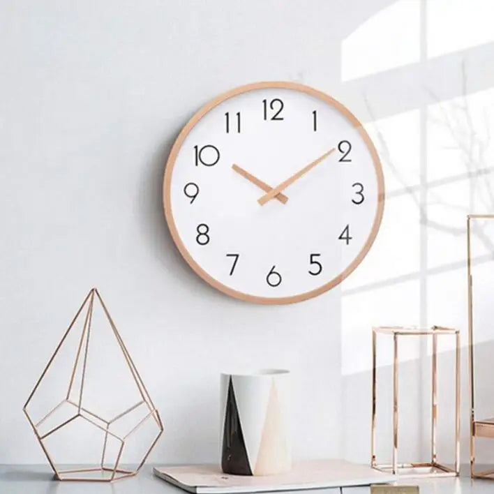 Horloge murale bois blanc design nordique sur mur blanc