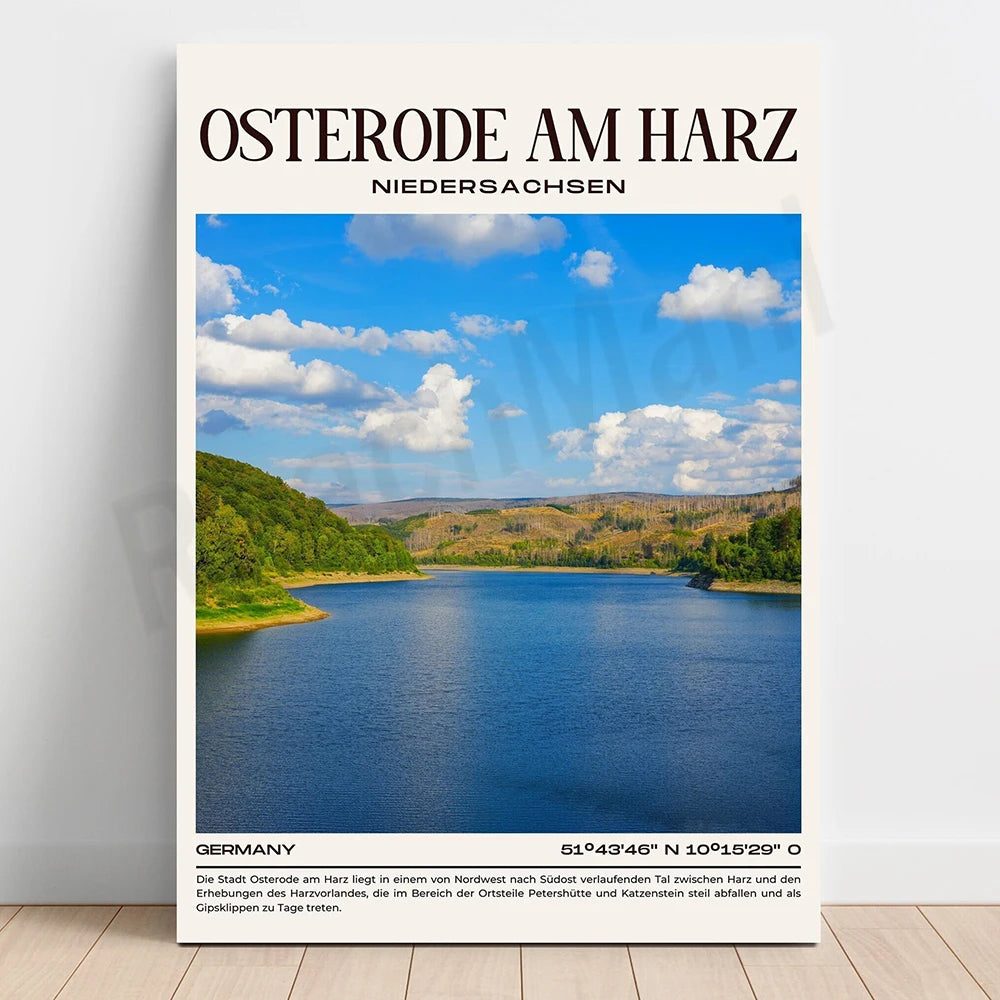 Une image d'un beau paysage verdoyant avec un lac et des montagnes en arrière-plan, dans la région d'Osterode am Harz en Basse-Saxe, en Allemagne.