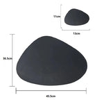 Set de table noir utilisé sur une table de cuisine moderne