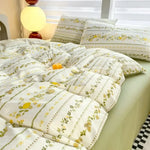Housse de couette florale verte détaillée sur lit twin