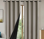 Paire de rideaux occultants khaki avec doublure noire, dans un salon lumineux décoré dans un style contemporain avec des accents naturels et chaleureux.