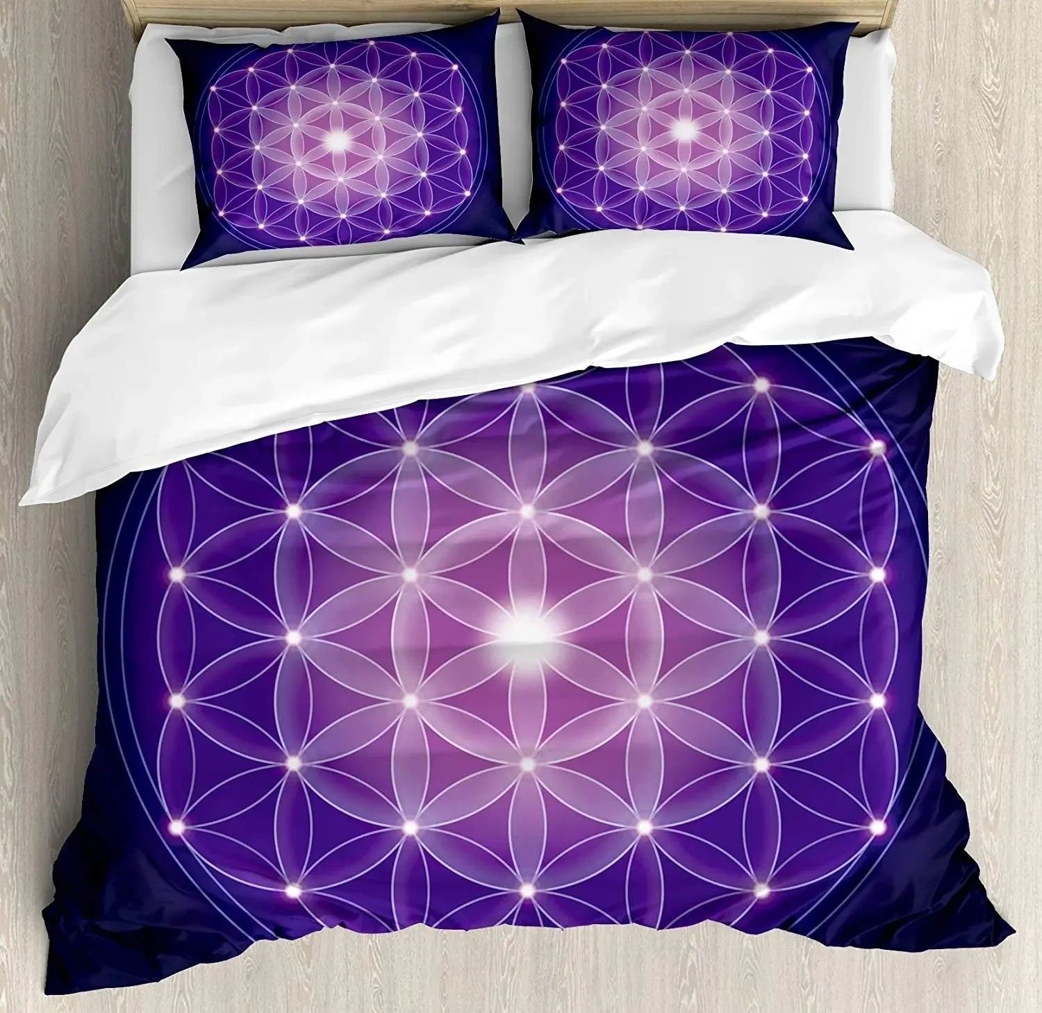Parure de lit bleu foncé avec motif fleur de vie et étoiles sur un lit