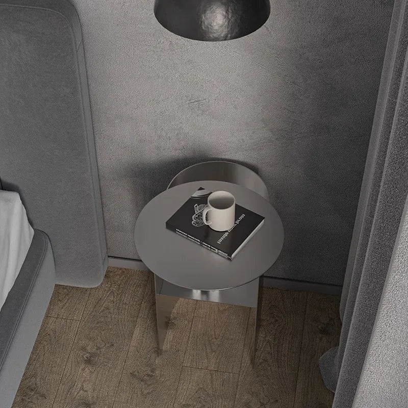 Étagère de rangement en acier inoxydable blanc dans une chambre à coucher