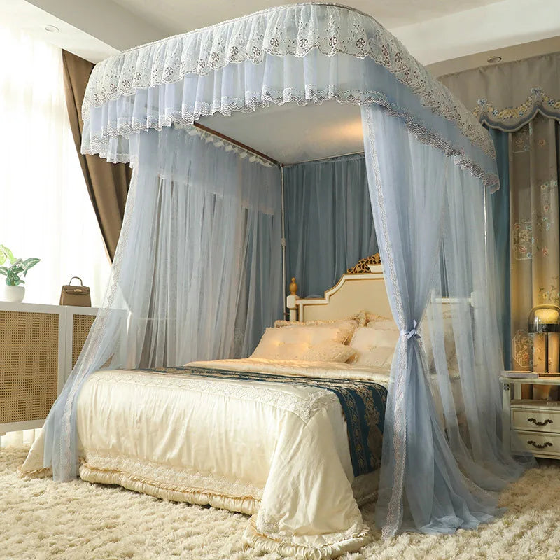 Chambre à coucher élégante avec un grand lit à baldaquin richement décoré de dentelle et de rideaux bleu clair.