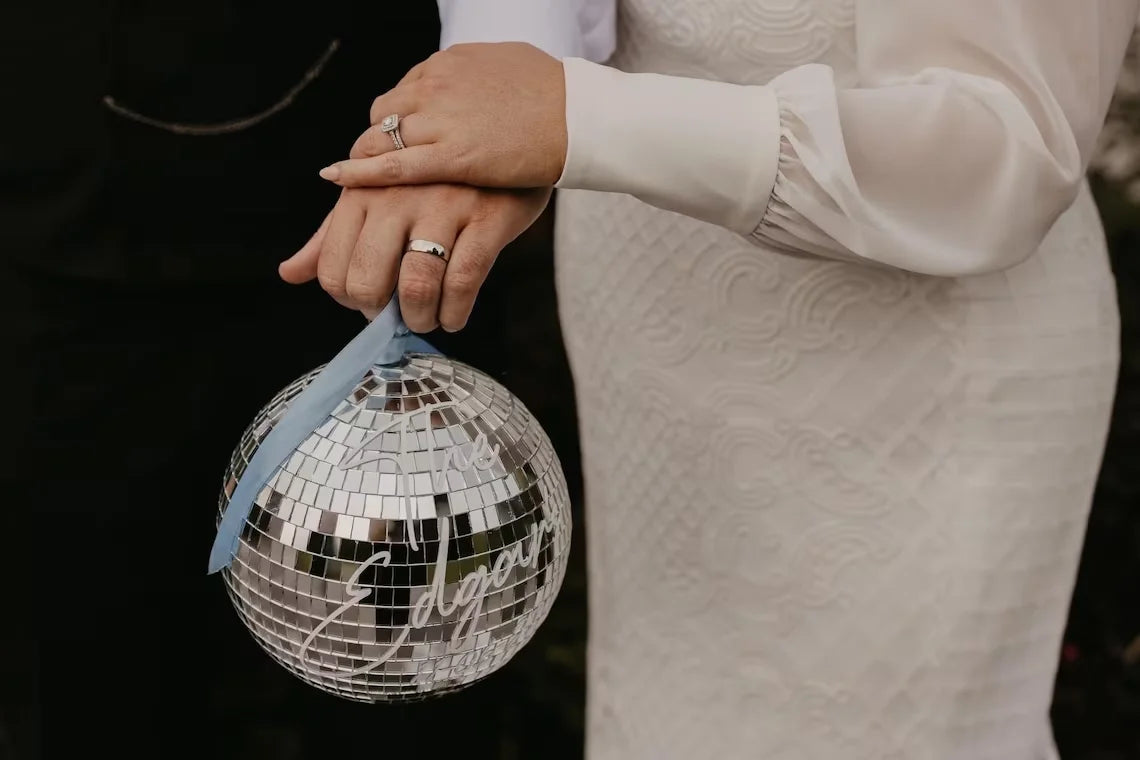 Boule disco gris clair comme centre de table pour mariage
