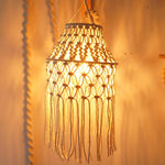 Abat-jour macramé beige lumineux dans salon