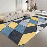 Ce tapis géométrique aux motifs colorés en bleu, jaune et gris crée une atmosphère moderne et élégante dans cet espace de vie.