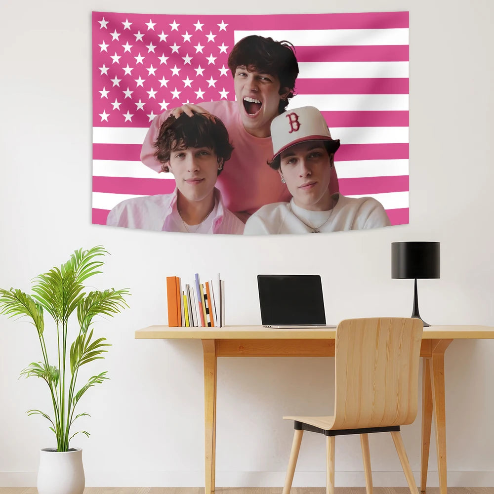 Tenture murale en tête de lit dans une chambre décorée
