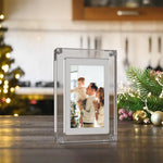 Cadre photo numérique acrylique blanc vu de côté montrant son design élégant