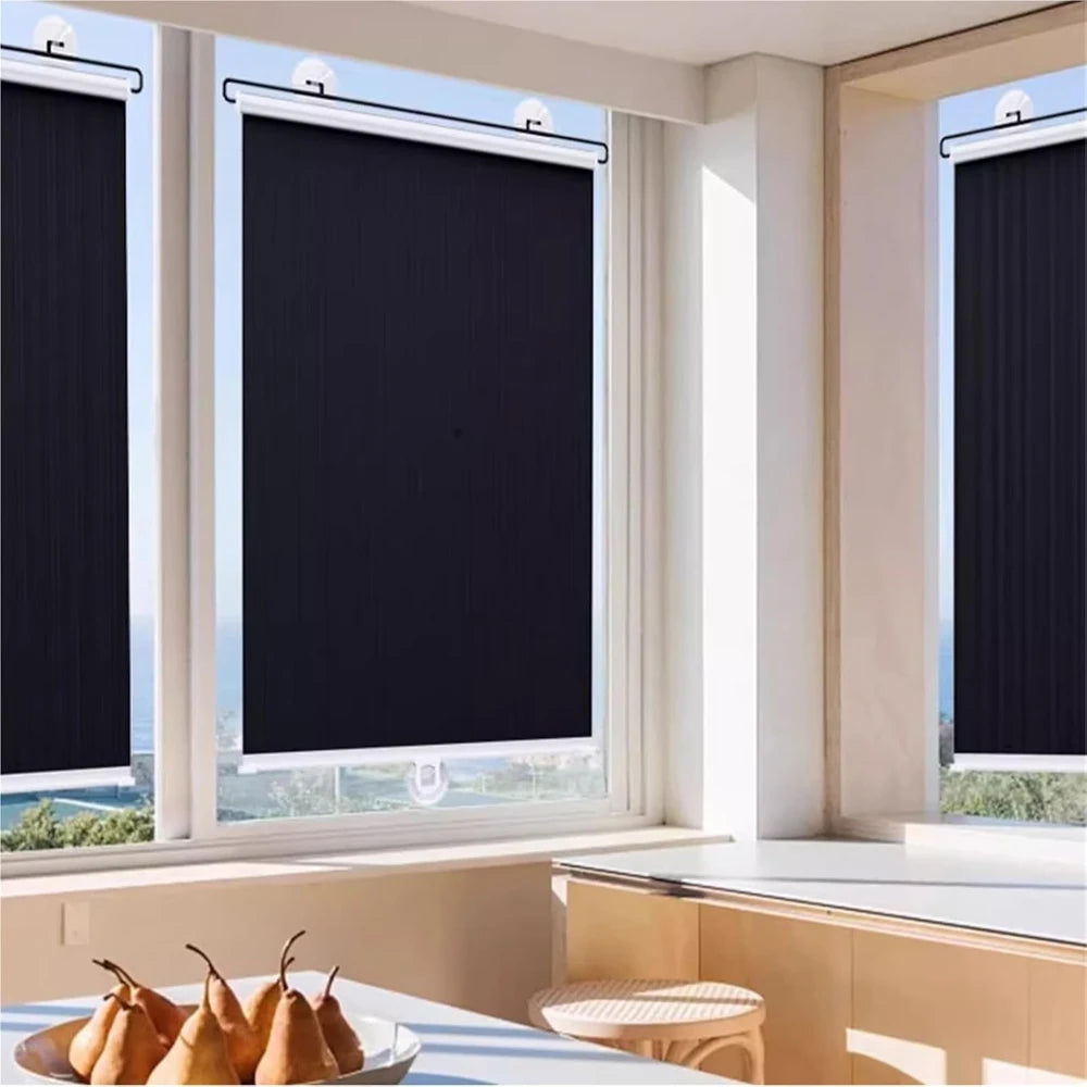 Store roulant rétractable noir installé sur une fenêtre de bureau