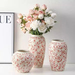 Vase bleu et blanc sur table salon