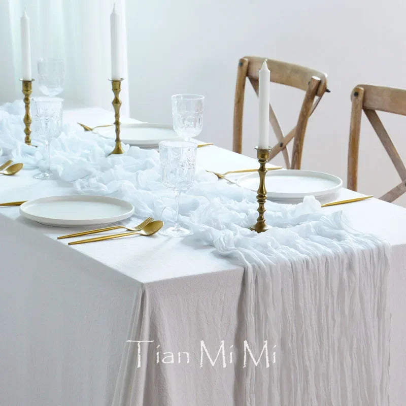 Une table de salle à manger élégante avec des décorations dorées et blanches, créant une atmosphère raffinée et chaleureuse.