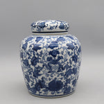 Le vase en porcelaine peint de motifs floraux bleus et blancs est un élément décoratif élégant et traditionnel.