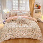 Housse de couette rose fraise dans une chambre de fille décorée