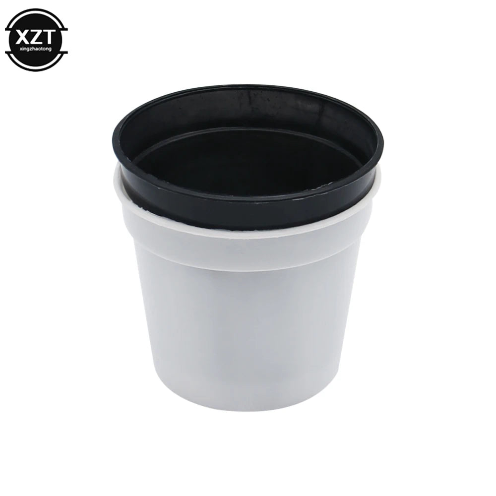 Cache-pot noir et blanc sur étagère