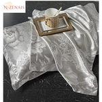 Housse de couette grise sur lit moderne
