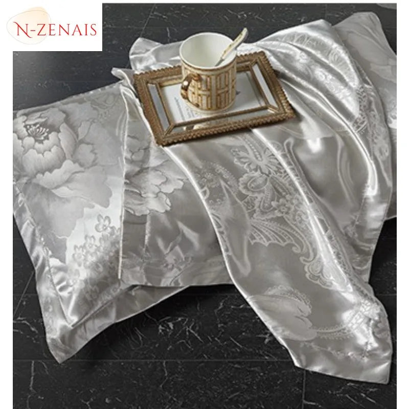 Housse de couette grise sur lit moderne