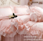 Housse de couette beige avec accessoires de décoration