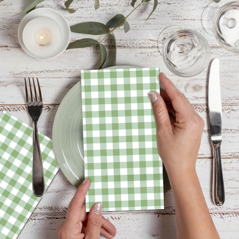 Décoration de table avec sets en papier à carreaux vert
