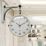 Horloge double face scandinave sur mur blanc salon