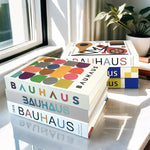 Faux livres rouges comme boîte de rangement dans une chambre