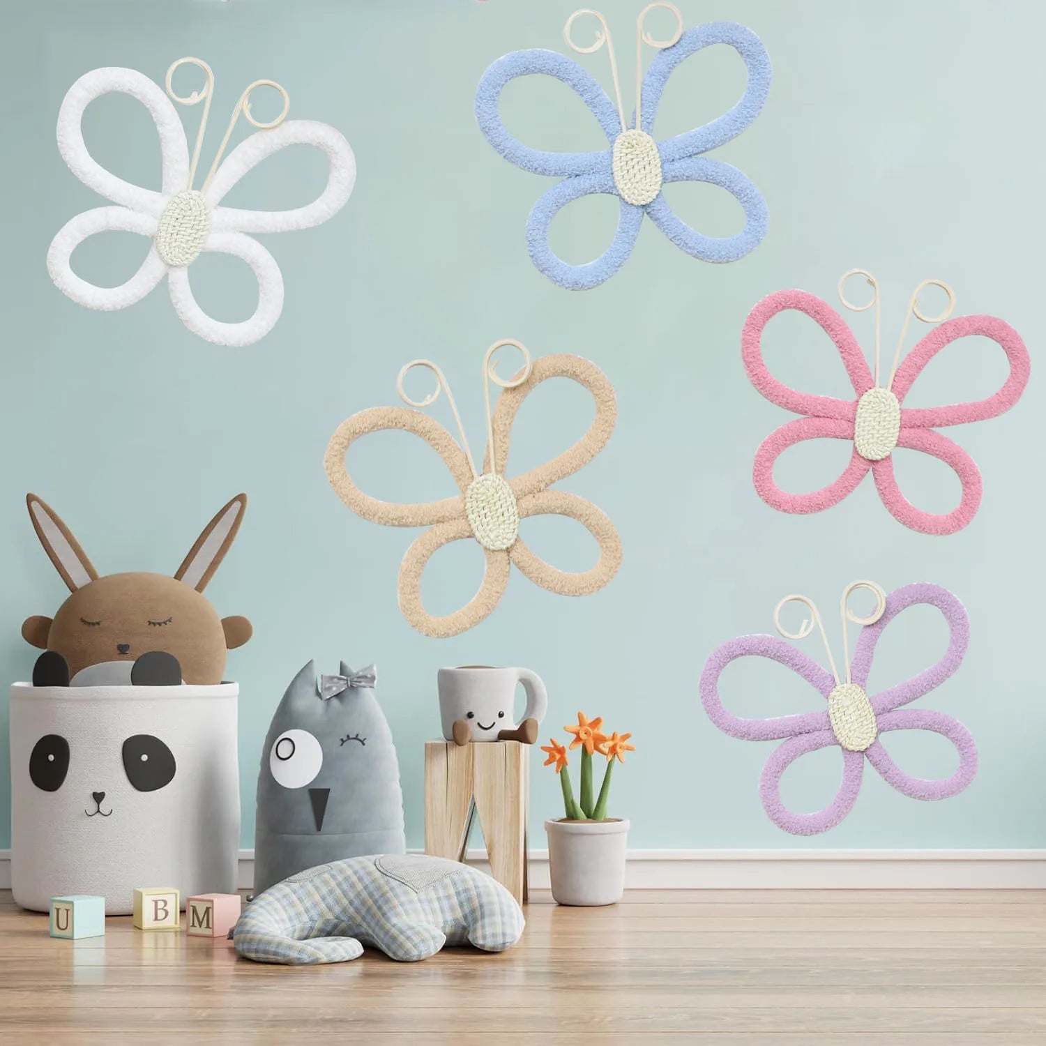 Détail du motif papillon et fleur sur la décoration murale en rotin