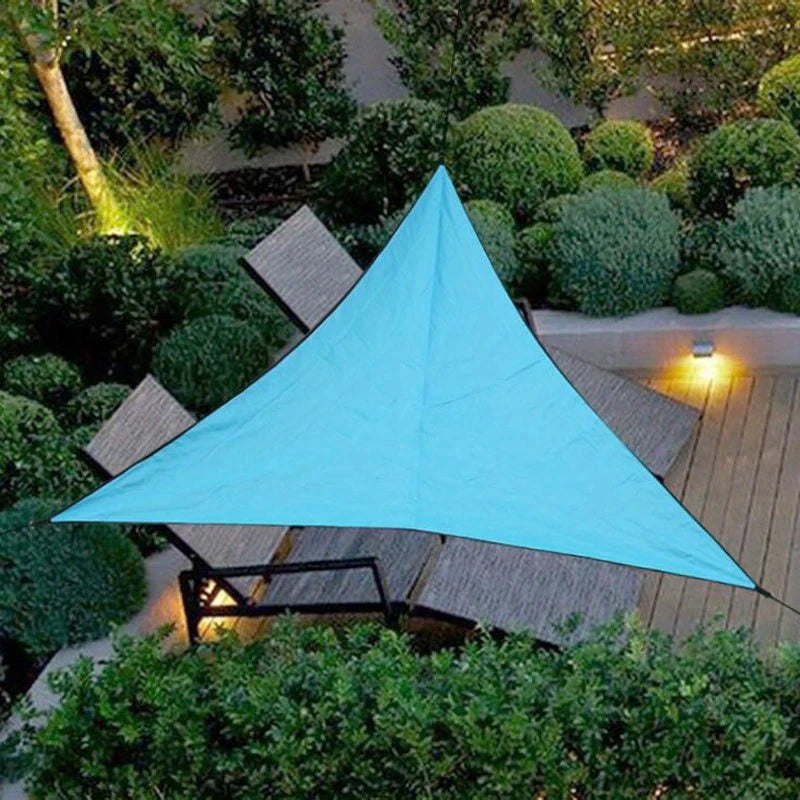 Installation de la voile d'ombrage triangulaire avec des mousquetons