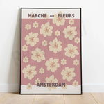 Affiche vintage avec des fleurs épanouies sur un fond rose, représentant un marché aux fleurs à Amsterdam.
