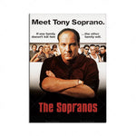 L'affiche promotionnelle de la série télévisée "Les Soprano" met en avant le personnage principal, Tony Soprano, avec un texte accrocheur et une photo du comédien dans son rôle emblématique.
