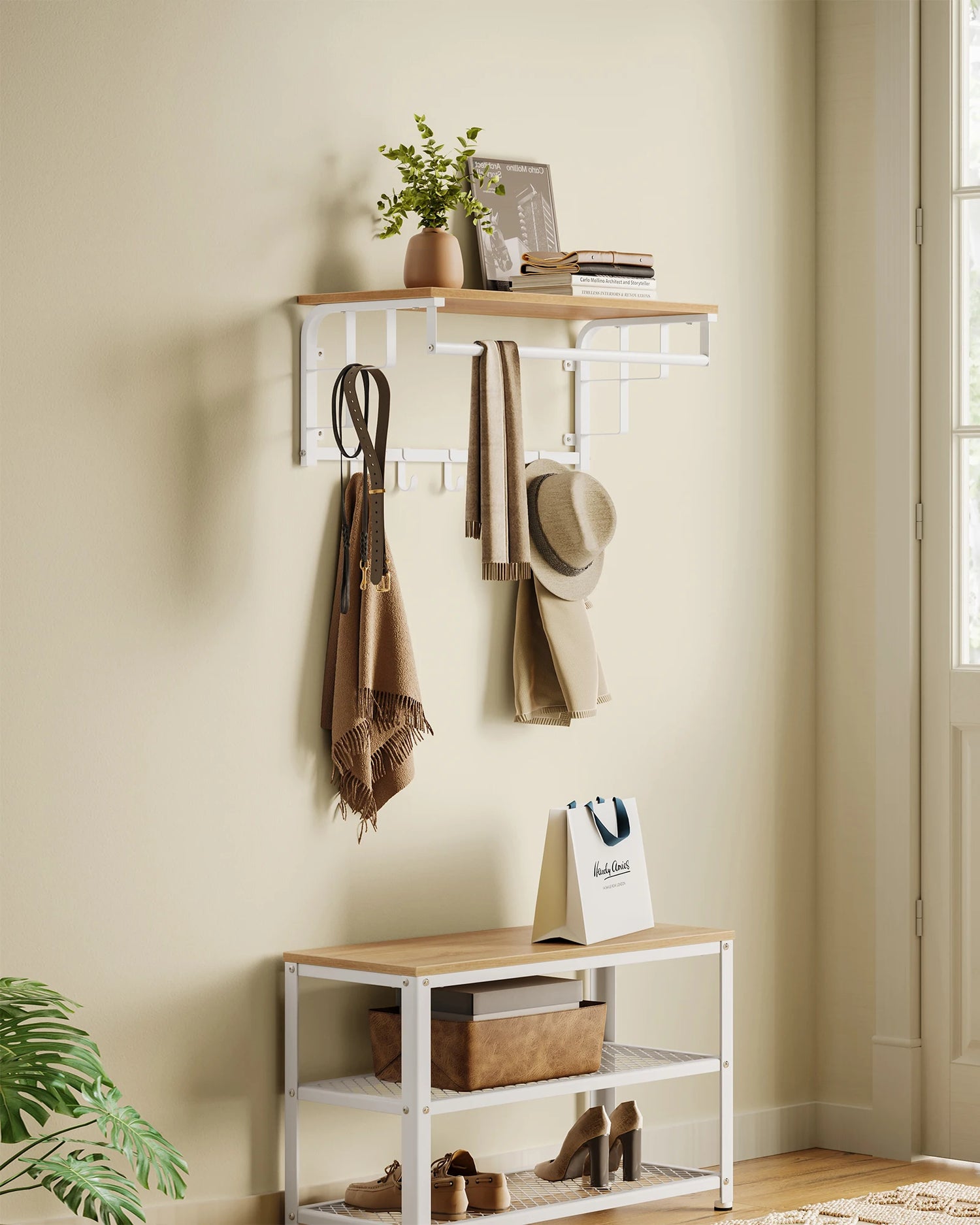 Porte-manteau mural blanc avec étagère et tringle dans une entrée moderne