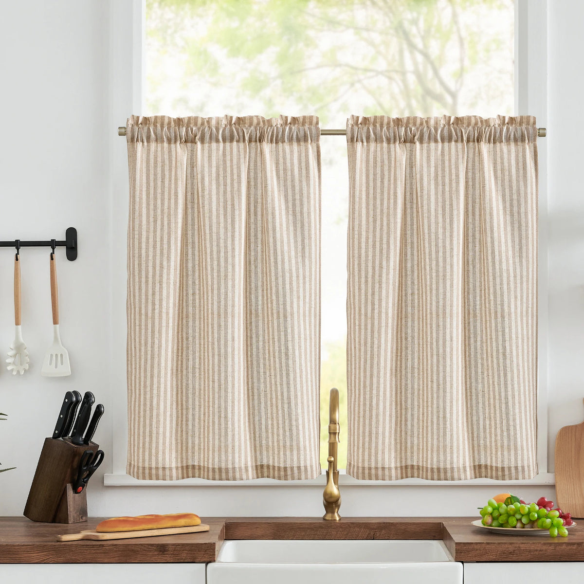 Des rideaux à rayures beiges apportent une touche élégante à la cuisine moderne, offrant intimité et style. Ces stores s'accordent parfaitement avec une décoration épurée, soulignant un design chaleureux et accueillant. Idéal pour embellir votre espace tout en laissant passer la lumière naturelle.