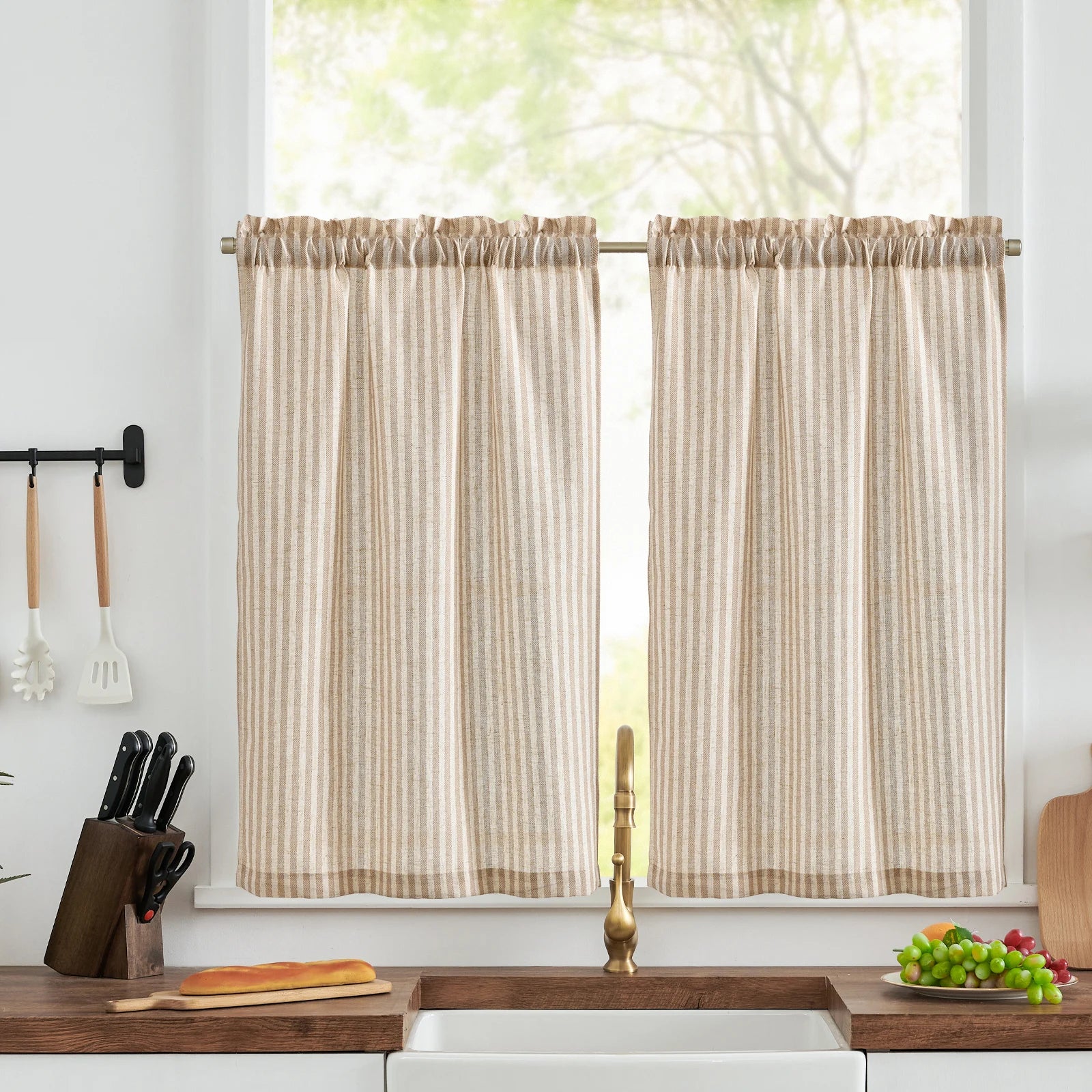Des rideaux à rayures beiges apportent une touche élégante à la cuisine moderne, offrant intimité et style. Ces stores s'accordent parfaitement avec une décoration épurée, soulignant un design chaleureux et accueillant. Idéal pour embellir votre espace tout en laissant passer la lumière naturelle.