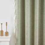 Rideau élégant de couleur vert clair pour décoration intérieure moderne, suspendu à côté d'accessoires décoratifs dorés sur une cheminée blanche. Idéal pour ajouter une touche de sophistication et de calme à n'importe quelle pièce.