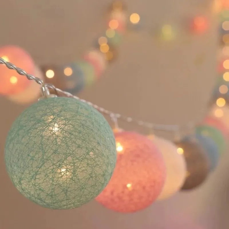 Guirlande lumineuse boules de coton rouge pour décoration de Noël