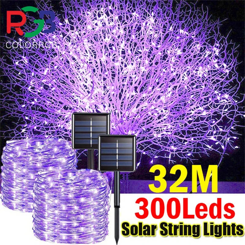 Guirlande lumineuse solaire LED allumée dans un jardin la nuit