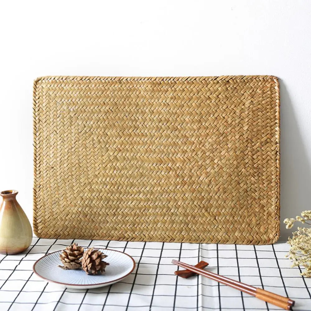 Napperon rectangulaire en jonc de mer avec vaisselle blanche