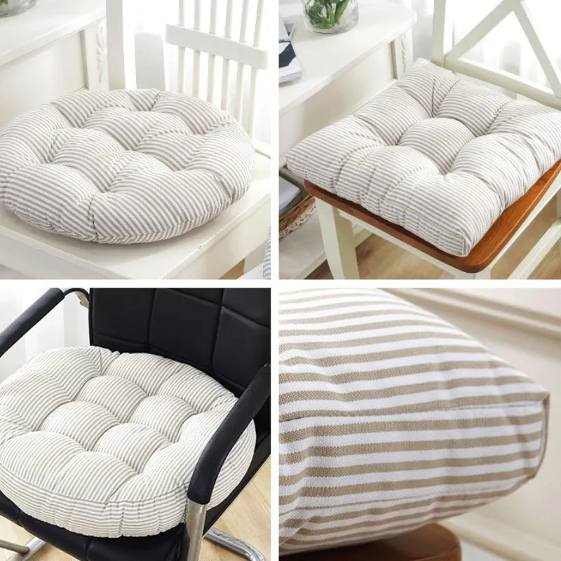 Coussin de fenêtre rond à rayures blanc avec vue sur jardin