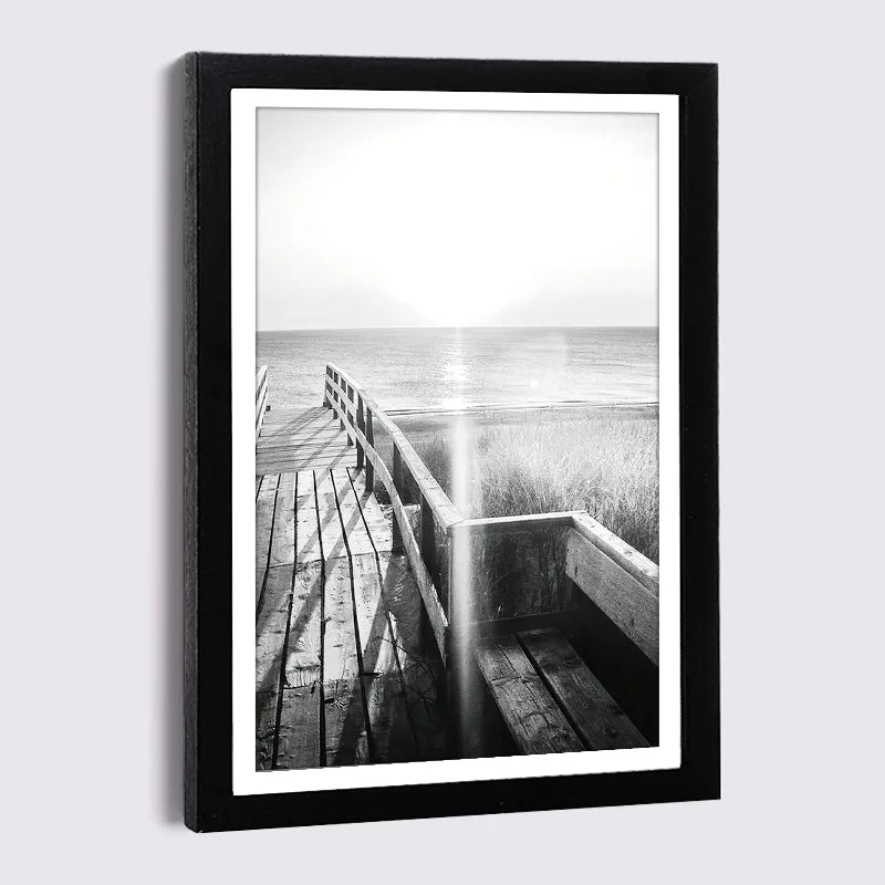 Cadre photo nordique en bois noir avec impression toile sur mur blanc