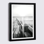 Cadre photo nordique en bois noir avec impression toile sur mur blanc