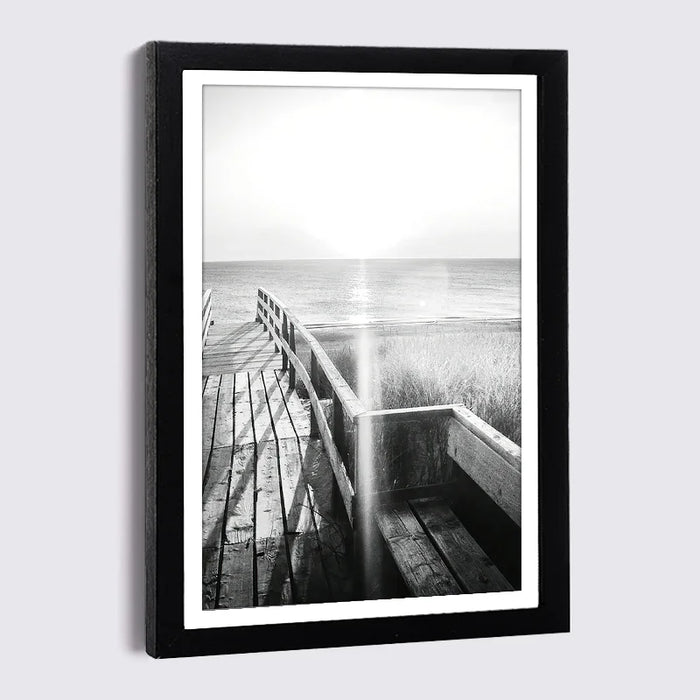 Cadre photo nordique en bois noir avec impression toile sur mur blanc