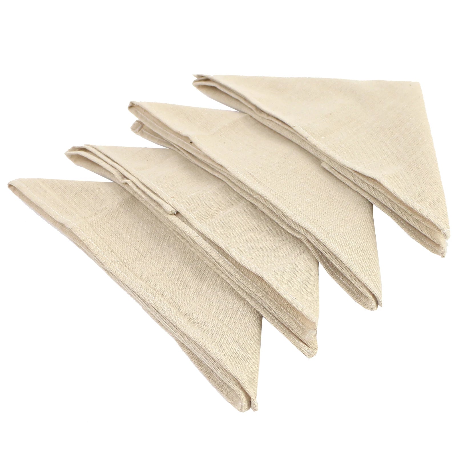 Pile de serviettes en tissu beige pliées sur un fond blanc.