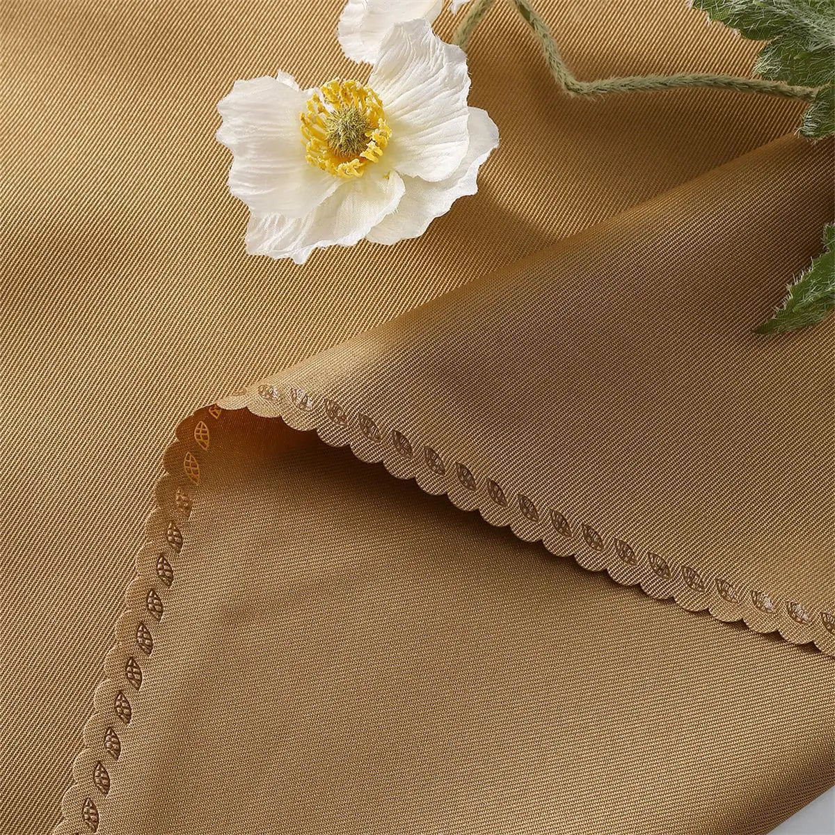 Une magnifique fleur blanche avec de délicats pétales s'épanouit sur un fond neutre et chaleureux, créant une image élégante et apaisante.