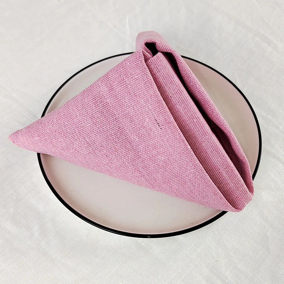 Le coussin rose tricot douillet est idéal pour ajouter une touche de confort et de style à votre décoration.