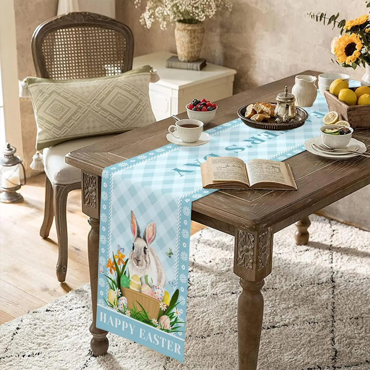 Une table rustique avec une nappe de Pâques, une chaise en rotin et des fleurs de printemps créent une ambiance accueillante et chaleureuse.