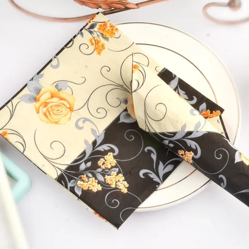 Détail du motif floral sur napperon en papier