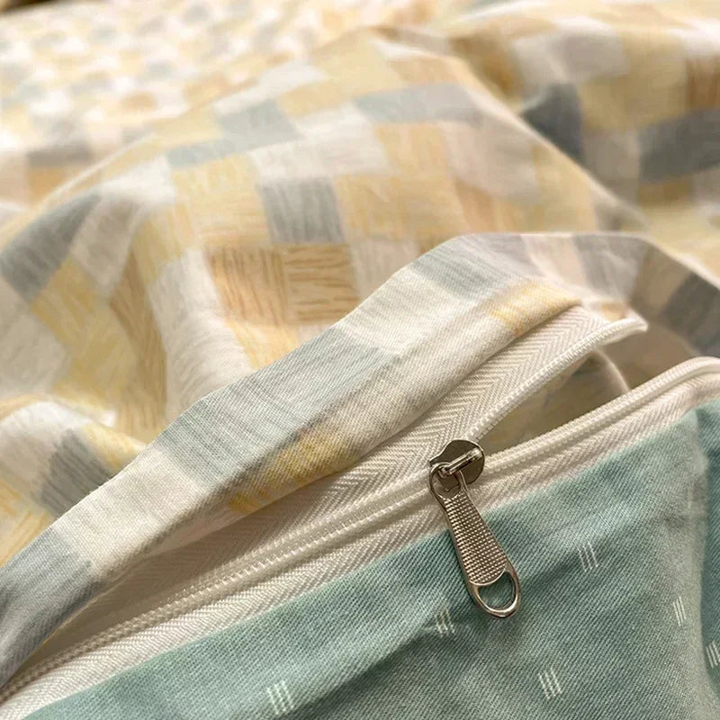 Parure de lit bleu ciel dans une chambre décorée avec style