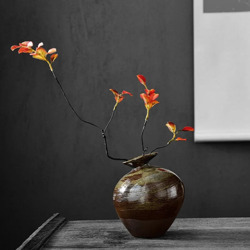 Arrangement floral vintage dans vase céramique noir pour décoration salon
