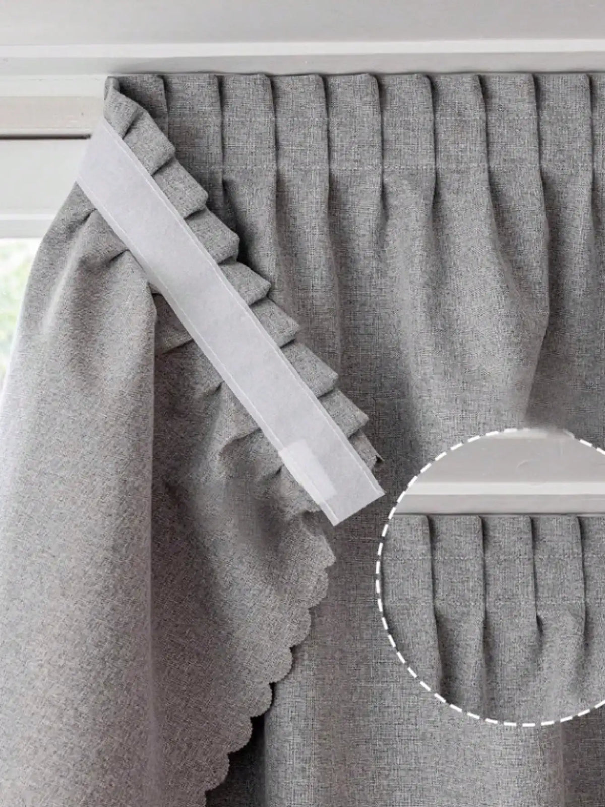 Rideau gris avec plis élégants et bande supérieure renforcée pour installation facile, idéal pour ajouter une touche moderne à votre intérieur. Conçu pour offrir un style contemporain et simple à n'importe quelle fenêtre de votre maison.