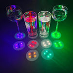 Sous verre LED rouge créant une ambiance festive sur table